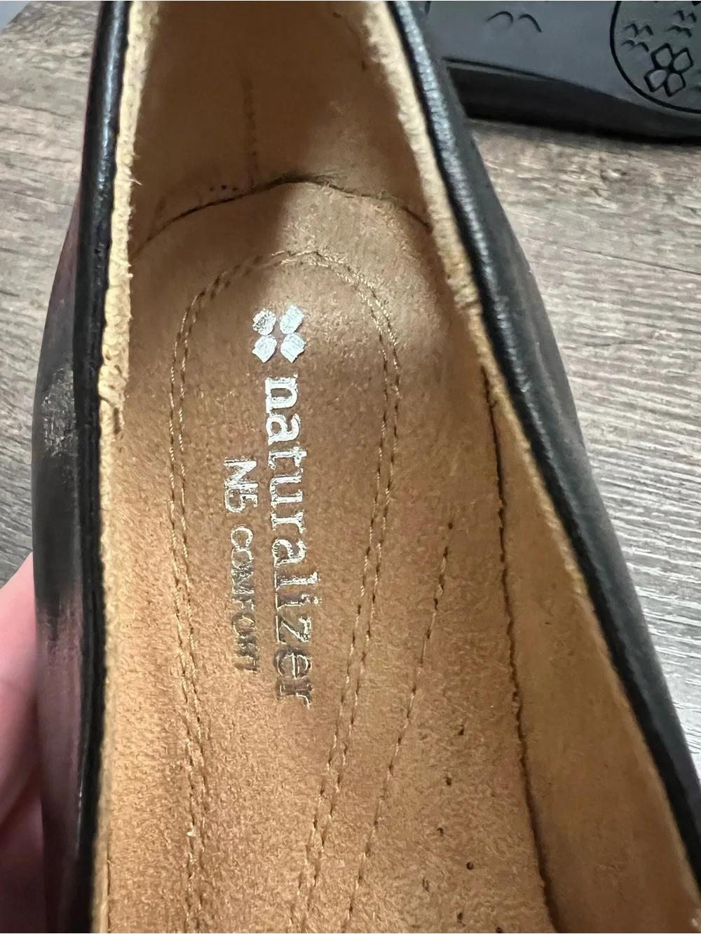Naturalizer Black Leather Flats with Silver-Tone Loop Accent size 6.5 like new